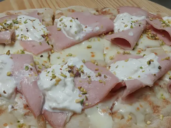 Pinsa con mortadella, burrata e granella di pistacchio