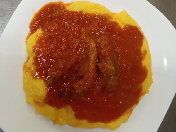 Polenta con salsiccia al sugo